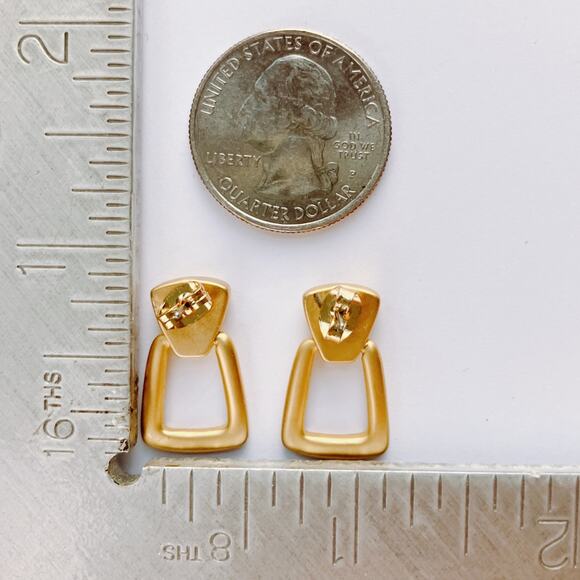 Vintage Matte Gold Tone Geometric Drop Doorknocker Earrings Modernist 80s Hinged - Picture 10 of 12